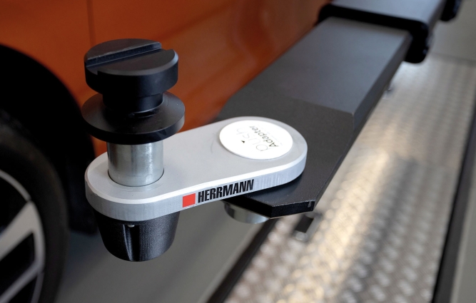 Herrmann Herrmann revolutioniert das Anheben von schweren E-Fahrzeugen